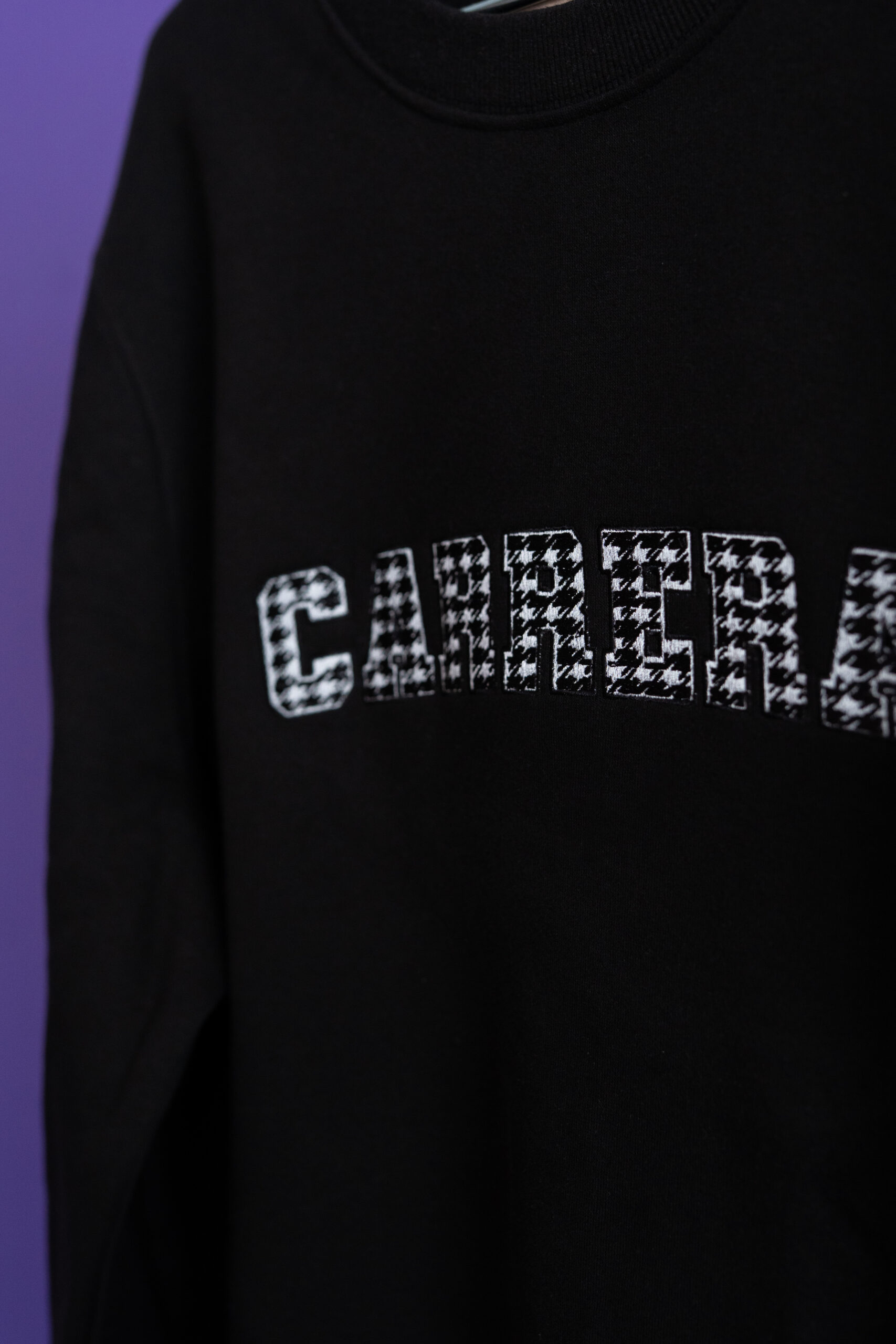TöPö Sweatshirt - Carrera Pepita - White on Black - Image 6